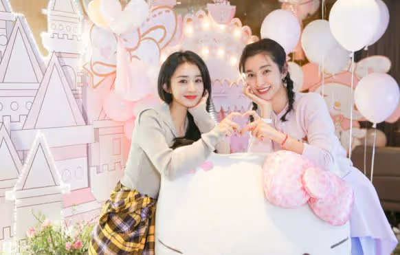 李冰冰趙麗穎同拍浴袍大片,相差14歲似姐妹,趙麗穎再現巴掌腰