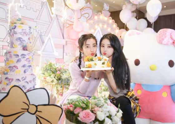 李冰冰趙麗穎同拍浴袍大片,相差14歲似姐妹,趙麗穎再現巴掌腰