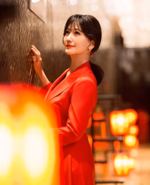 趙雅芝近照曝光,身材纖瘦容顏依舊,網友:這是快要70歲的人?