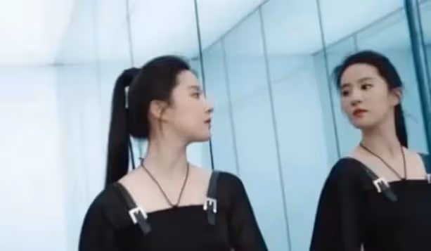 劉亦菲代言遊戲,女戰士造型火辣十足,細腰長腿盡顯芭比身材