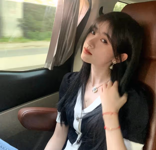 鞠婧禕分享日常美照，非主流四宮格年代久遠，美貌卻持續在線