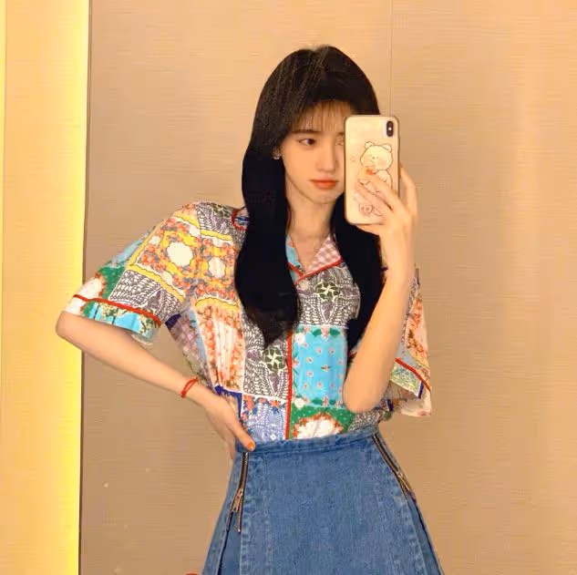 鞠婧禕分享日常美照，非主流四宮格年代久遠，美貌卻持續在線