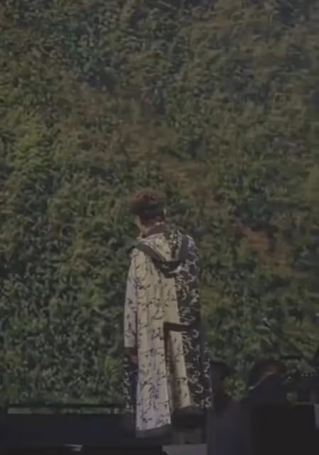 陳奕迅南京演唱會因不滿觀眾豎中指而背對觀眾演唱，觀眾大呼退票