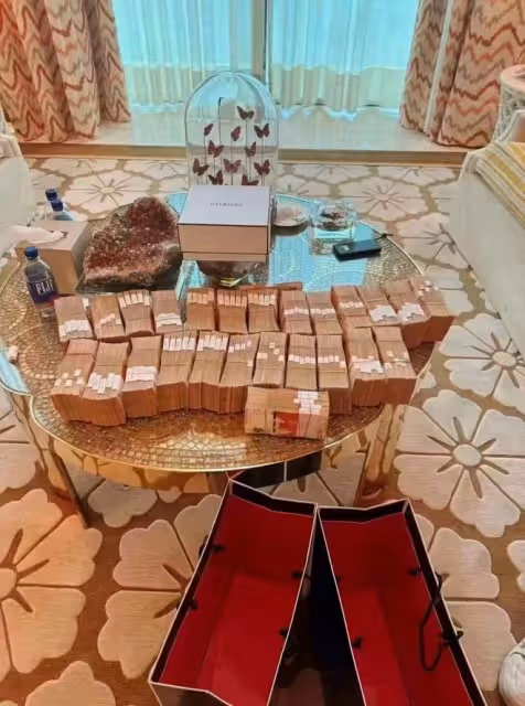 曝王思聰澳門永利皇宮打老虎機！四美女作陪，桌上擺滿2箱現金！