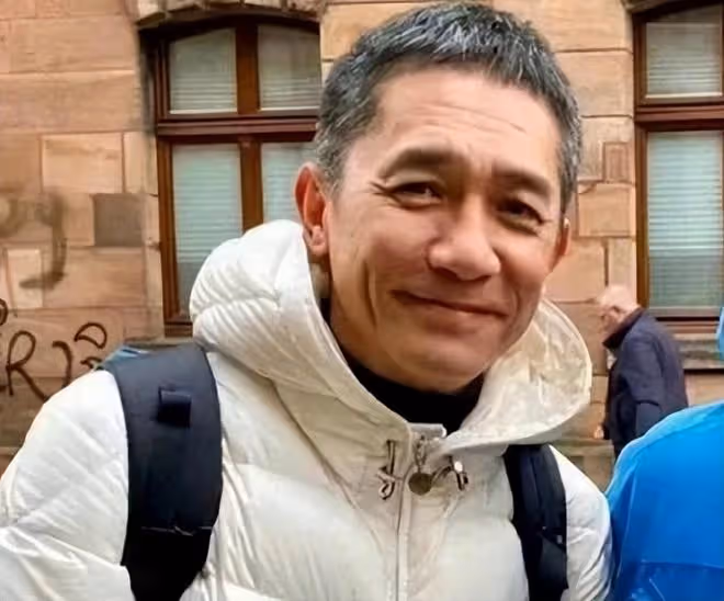 61歲梁朝偉在德國和路人合影，滿頭白髮的他這一次笑得很開心