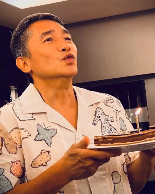 61歲梁朝偉在德國和路人合影，滿頭白髮的他這一次笑得很開心