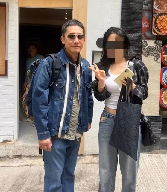 61歲梁朝偉在德國和路人合影，滿頭白髮的他這一次笑得很開心