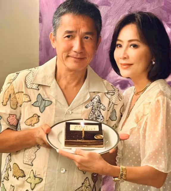 61歲梁朝偉在德國和路人合影，滿頭白髮的他這一次笑得很開心