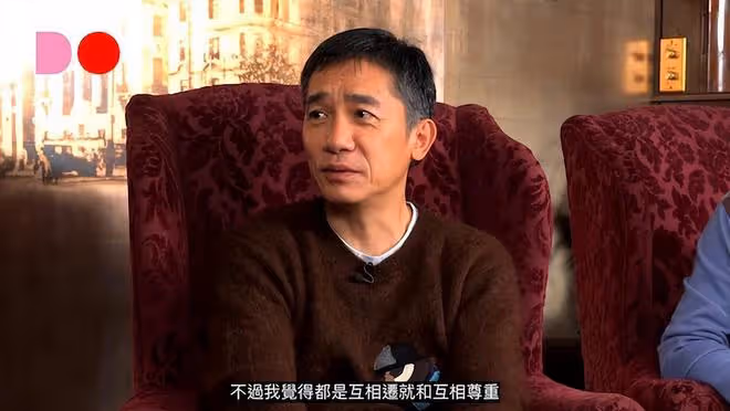 61歲梁朝偉在德國和路人合影，滿頭白髮的他這一次笑得很開心