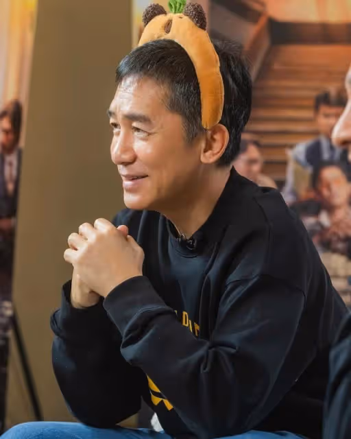 61歲梁朝偉在德國和路人合影，滿頭白髮的他這一次笑得很開心