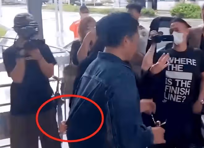 61歲梁朝偉在德國和路人合影，滿頭白髮的他這一次笑得很開心