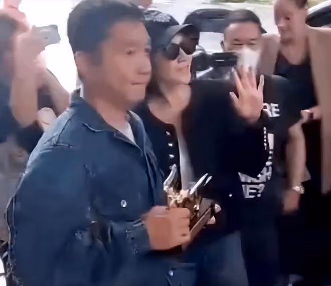 61歲梁朝偉在德國和路人合影，滿頭白髮的他這一次笑得很開心