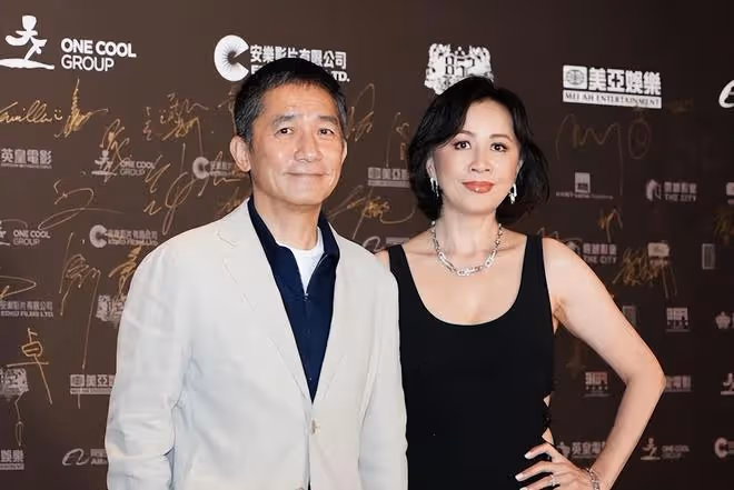 61歲梁朝偉在德國和路人合影，滿頭白髮的他這一次笑得很開心