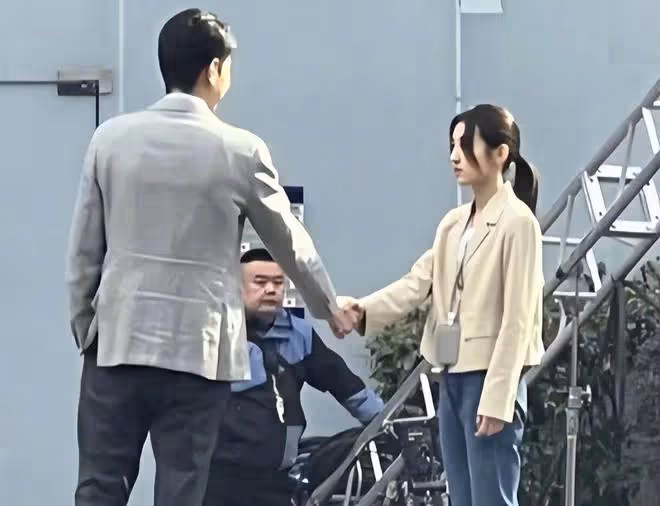 52歲於和偉和小22歲隆妮演情人，吻戲引熱議：演父女都不為過