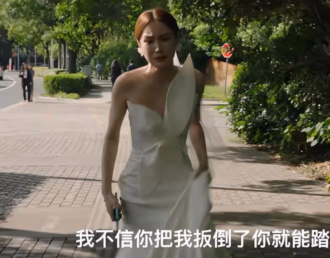 52歲於和偉和小22歲隆妮演情人，吻戲引熱議：演父女都不為過