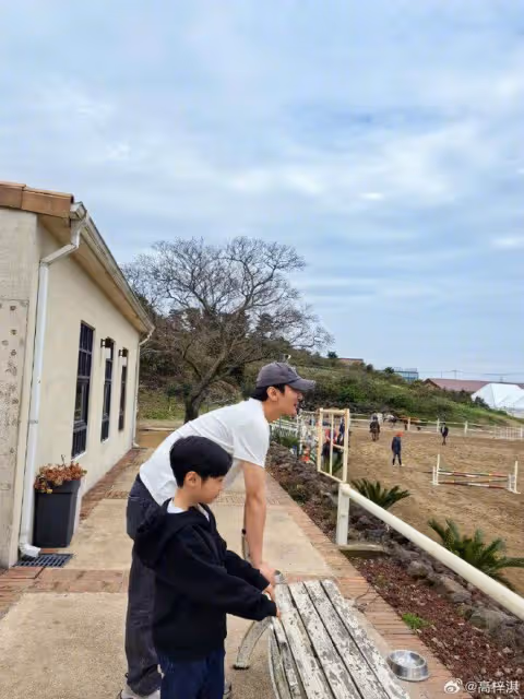 高梓淇罕曬與兒子合照，公開感謝前妻蔡琳，6歲禮物長得像媽媽