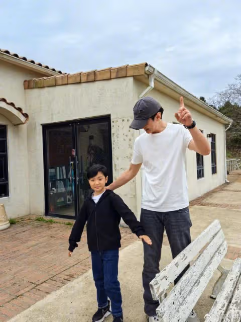 高梓淇罕曬與兒子合照，公開感謝前妻蔡琳，6歲禮物長得像媽媽