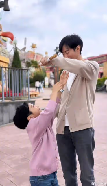 高梓淇罕曬與兒子合照，公開感謝前妻蔡琳，6歲禮物長得像媽媽