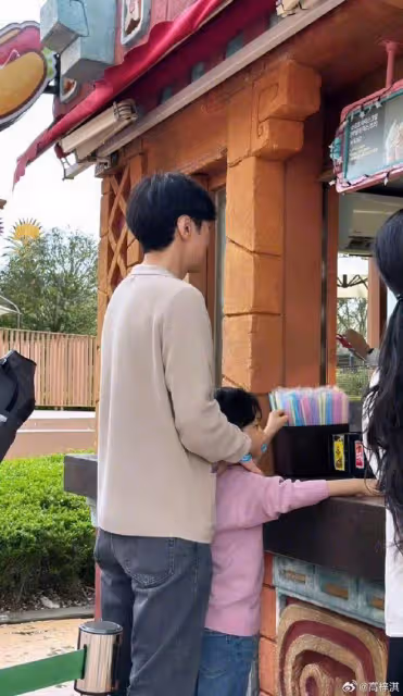 高梓淇罕曬與兒子合照，公開感謝前妻蔡琳，6歲禮物長得像媽媽