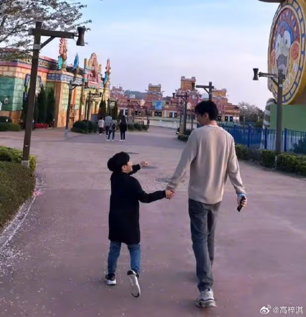 高梓淇罕曬與兒子合照，公開感謝前妻蔡琳，6歲禮物長得像媽媽