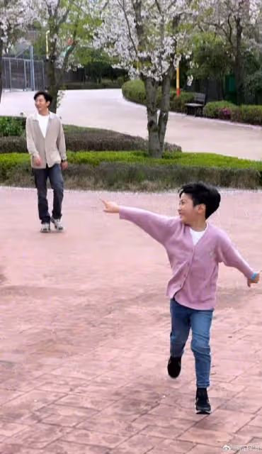 高梓淇罕曬與兒子合照，公開感謝前妻蔡琳，6歲禮物長得像媽媽