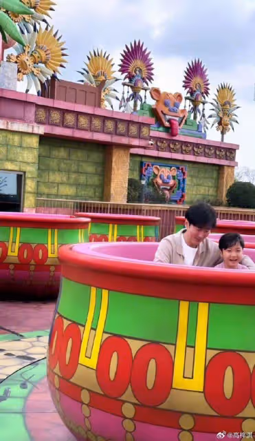 高梓淇罕曬與兒子合照，公開感謝前妻蔡琳，6歲禮物長得像媽媽