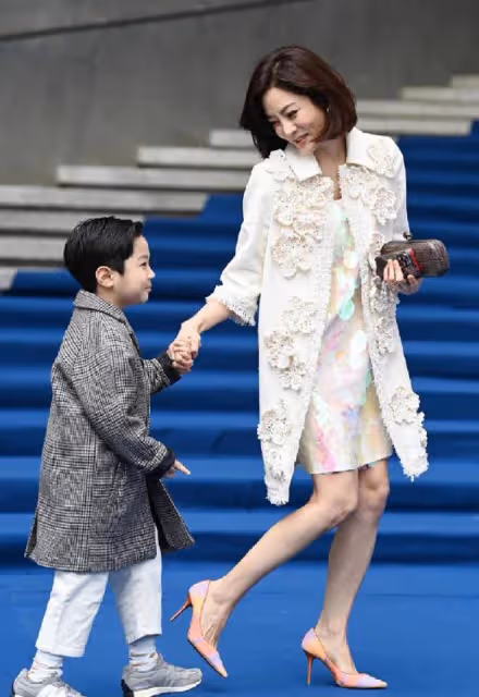 高梓淇罕曬與兒子合照，公開感謝前妻蔡琳，6歲禮物長得像媽媽