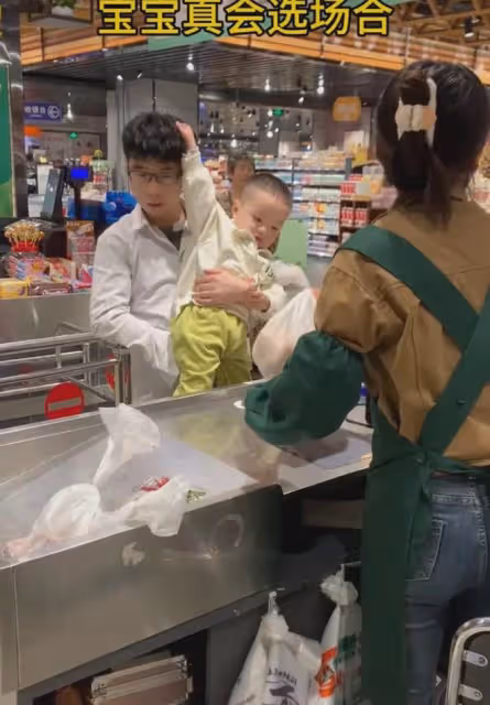 帥氣爸爸逛完超市結帳,被寶寶一把扯下假髮原形畢露,瞬間尷尬了
