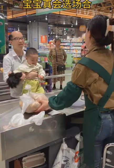帥氣爸爸逛完超市結帳,被寶寶一把扯下假髮原形畢露,瞬間尷尬了
