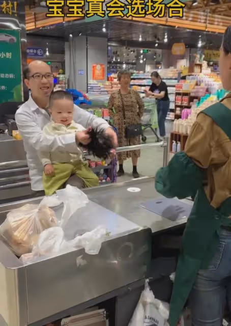帥氣爸爸逛完超市結帳,被寶寶一把扯下假髮原形畢露,瞬間尷尬了