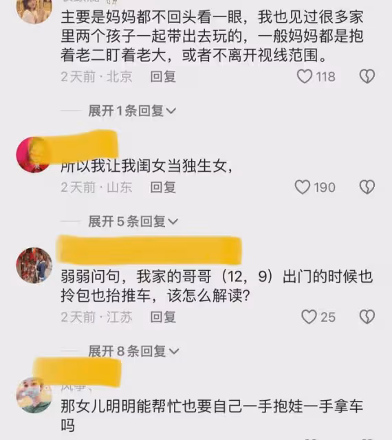 女孩抬著弟弟的車,拿著衣服坐扶梯,網友:二胎家庭做姐姐不容易
