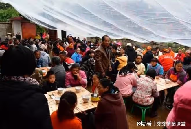 光棍三叔娶媳婦,全村十戶去了九戶半,院子裡的人都站不下了
