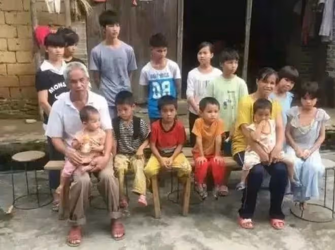 49歲大叔娶19歲少女，生下15個孩子，因為家貧成了旅遊景點