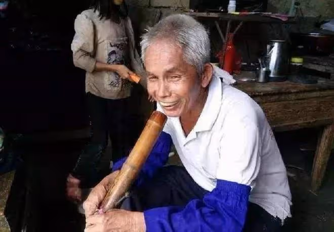 49歲大叔娶19歲少女，生下15個孩子，因為家貧成了旅遊景點
