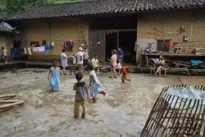 49歲大叔娶19歲少女，生下15個孩子，因為家貧成了旅遊景點