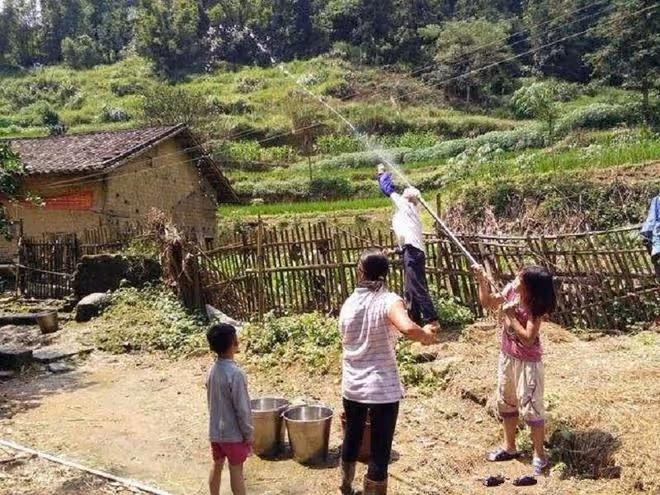 49歲大叔娶19歲少女,生下15個孩子,因為家貧成了旅遊景點