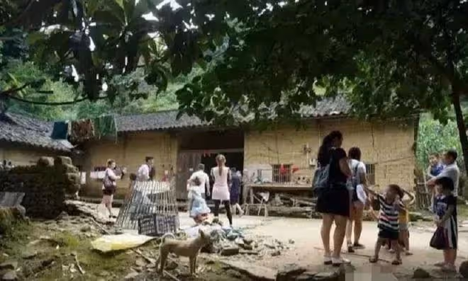 49歲大叔娶19歲少女,生下15個孩子,因為家貧成了旅遊景點