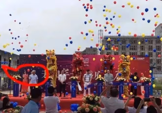 49歲大叔娶19歲少女,生下15個孩子,因為家貧成了旅遊景點