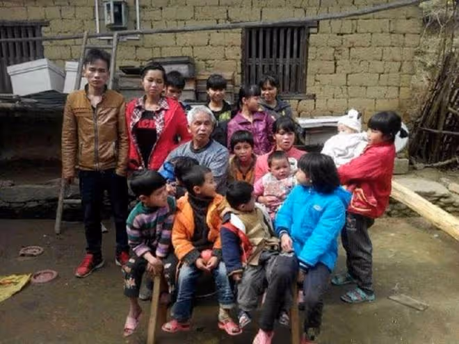 49歲大叔娶19歲少女,生下15個孩子,因為家貧成了旅遊景點