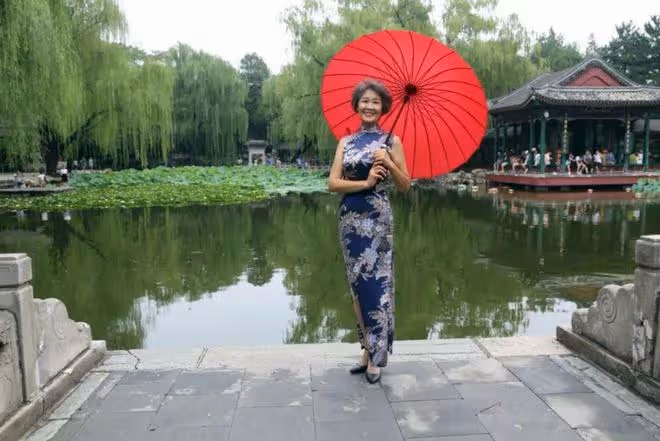 72歲奶奶穿旗袍走秀,不懼年齡活出精彩,美得讓人驚嘆