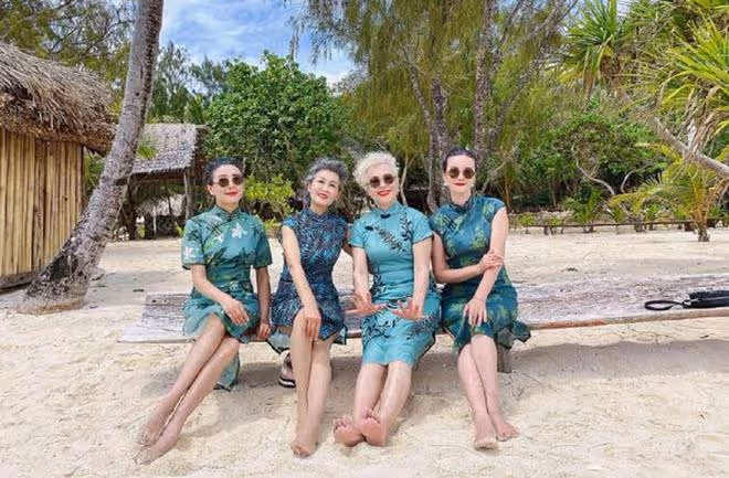 72歲奶奶穿旗袍走秀,不懼年齡活出精彩,美得讓人驚嘆