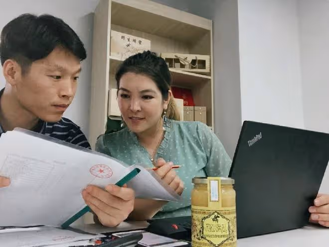 中國小伙迎娶洋媳婦,做跨國生意,家庭事業雙豐收,被稱人生贏家
