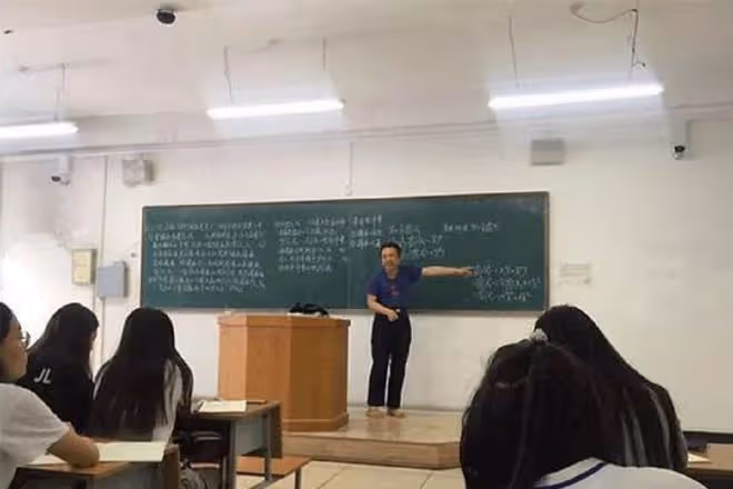 14歲上北大,甘願當講師,衣著邋遢吃飯舔盤子,他卻被奉為男神