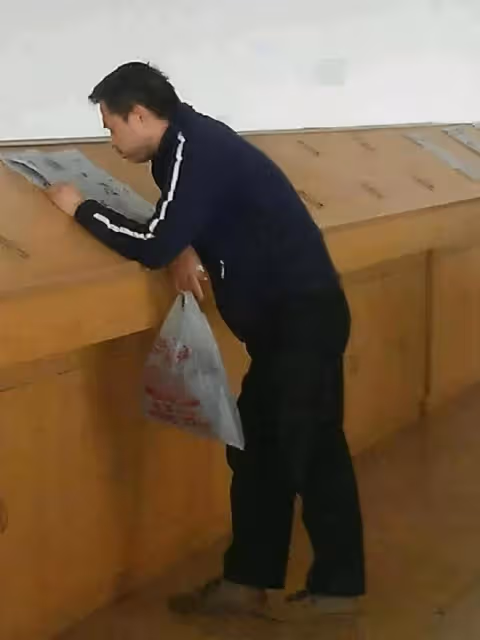 14歲上北大,甘願當講師,衣著邋遢吃飯舔盤子,他卻被奉為男神