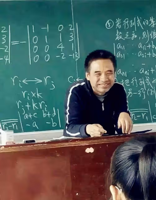 14歲上北大,甘願當講師,衣著邋遢吃飯舔盤子,他卻被奉為男神