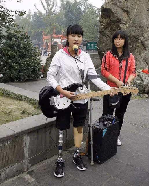 意外失去雙腿,又被丈夫拋棄,她卻笑對人生,活出別樣的精彩
