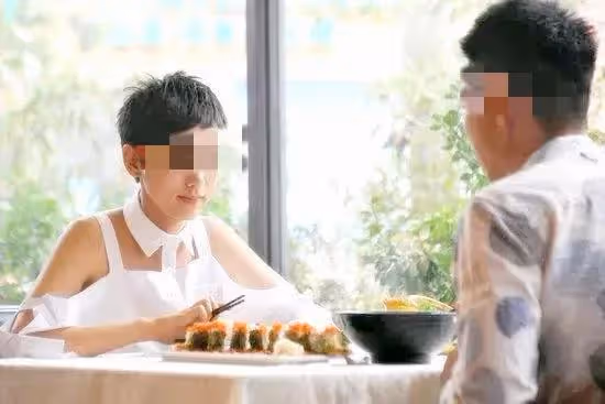 我爸養小三，我媽賭氣嫁了一個小8歲的大小伙，沒想到還超幸福