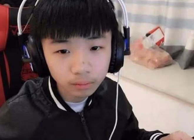 12歲少年迷戀打遊戲,輟學後專職做遊戲主播,結果悲催了
