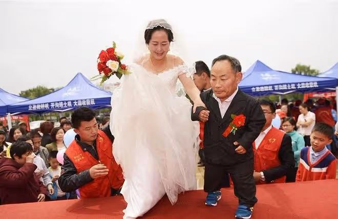 男子身高1米,娶1米7女子為妻,15年過去了,他們過得如何