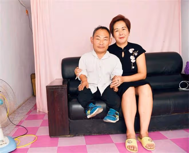 男子身高1米,娶1米7女子為妻,15年過去了,他們過得如何